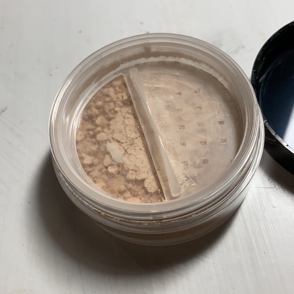 Powder foundation - Picture 3 of 3